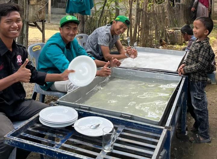 Mahasiswa KKM Turut Membantu Pelaksanaan Acara Seuneujoh di Desa Mata Mamplam