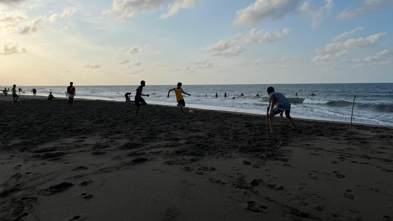 Kebersamaan Mahasiswa KKM dan Pemuda Desa Mata Mamplam di Pantai Alue Bie Pusong