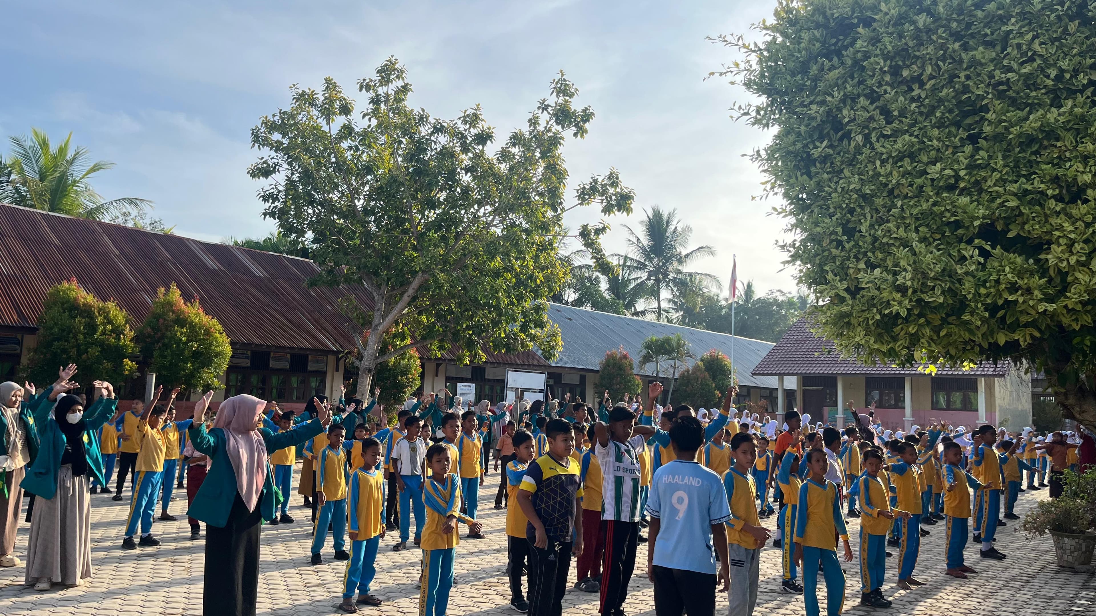 Kegiatan Ice Breaking Mahasiswa KKM di SD Negeri 6 Peusangan