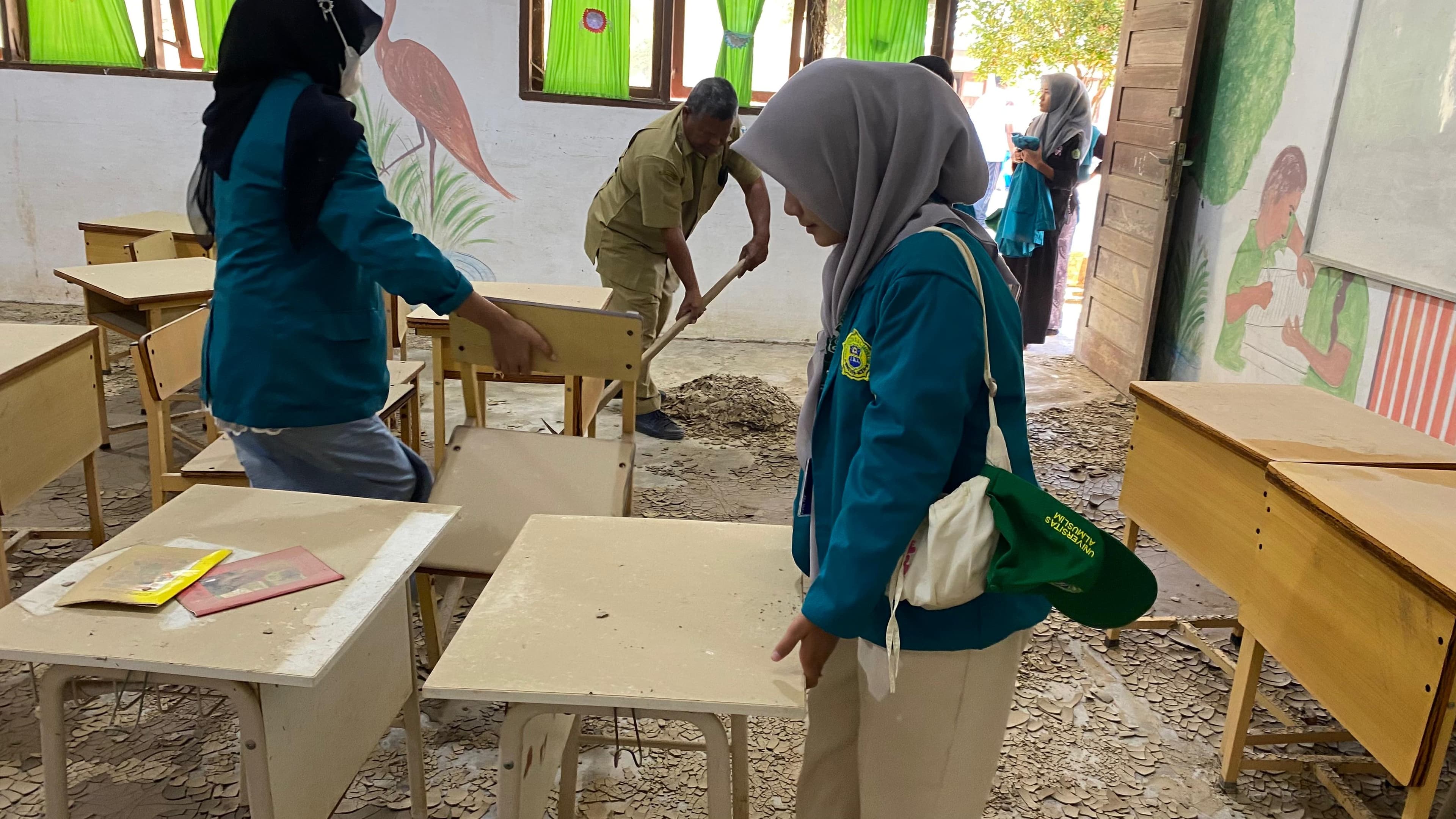 Mahasiswa KKM Laksanakan Pembersihan SD Negeri 6 Peusangan Pasca Banjir